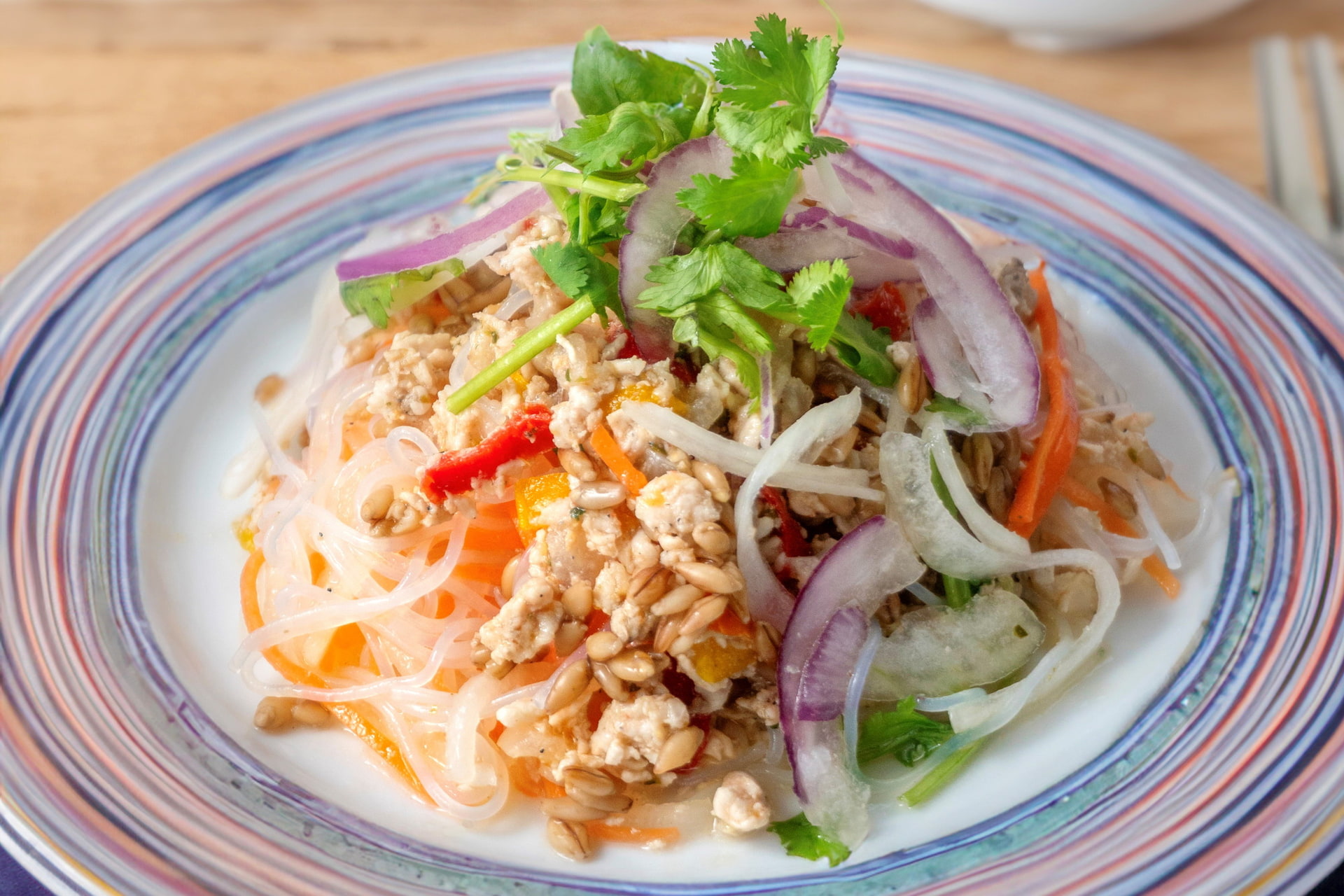 「成城石井自家製 タイ風鶏挽肉とスーパー大麦の春雨サラダ（ラープ・ウンセン）」（539円）