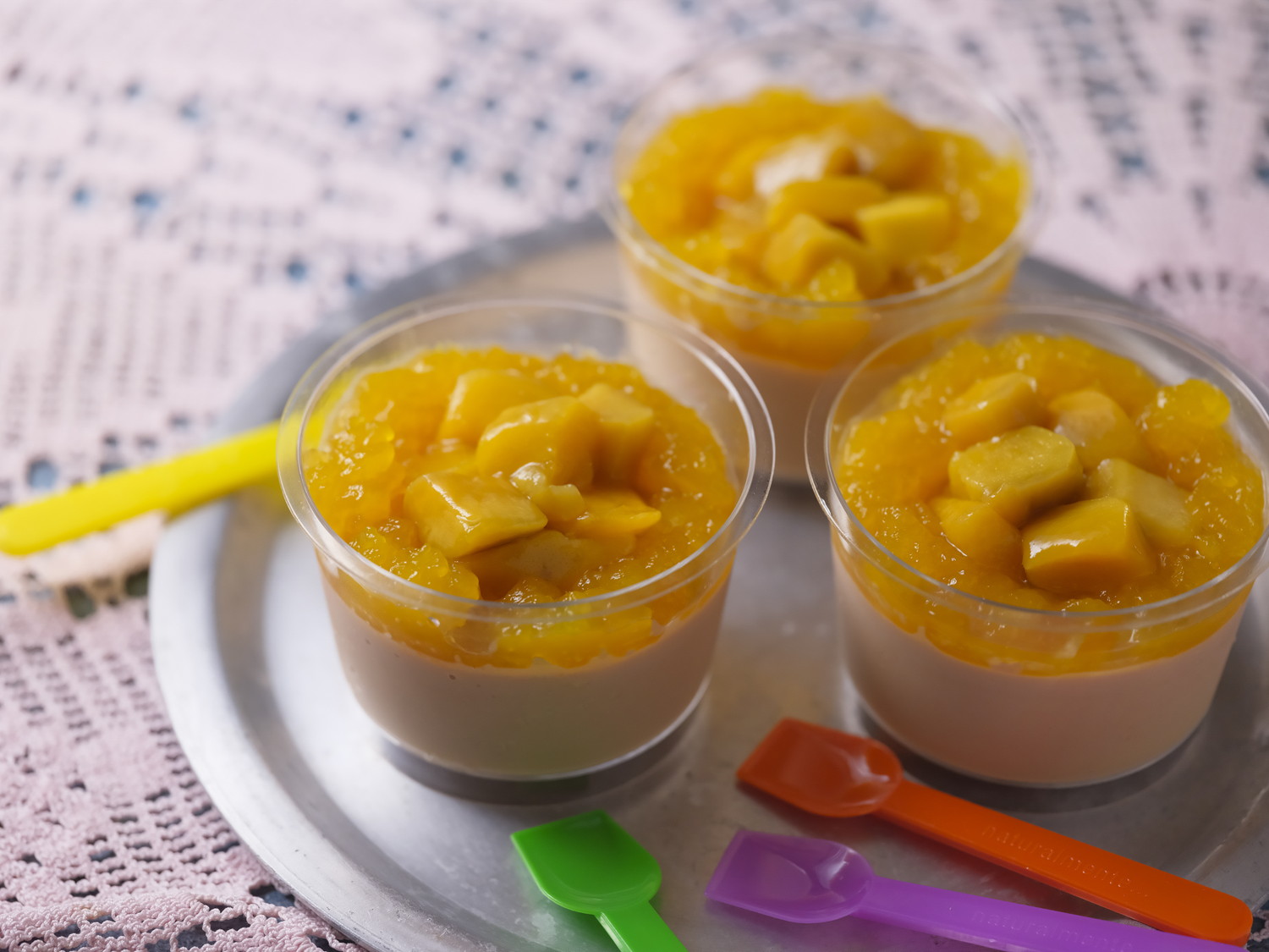 成城石井自家製 ココナッツクリーム入りスパイシーミルクティーゼリー（マンゴー添え）」（323円）