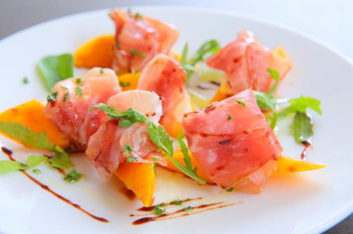 タイ産マンゴーに、マスカルポーネと自社輸入のハモンセラーノを組み合わせた前菜「タイ産マンゴーと14か月熟成ハモンセラーノのアペリティフ」（869円）