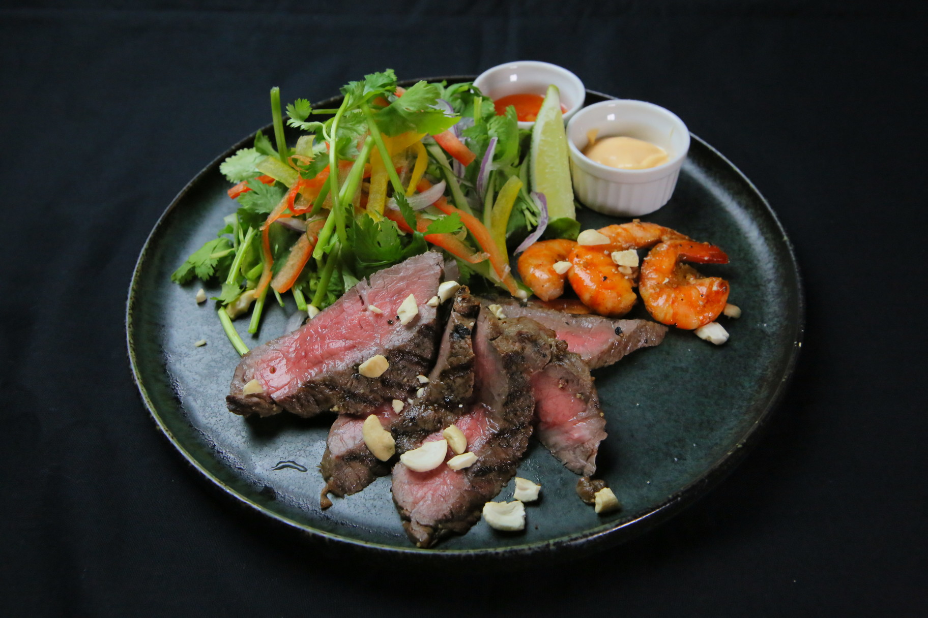 黒毛和牛ウチモモのステーキを、パクチーを加えたエスニック風サラダと組み合わせた「銘柄黒毛和牛ウチモモと海老、シラチャーマヨのエスニック風ステーキサラダ」（2849円）