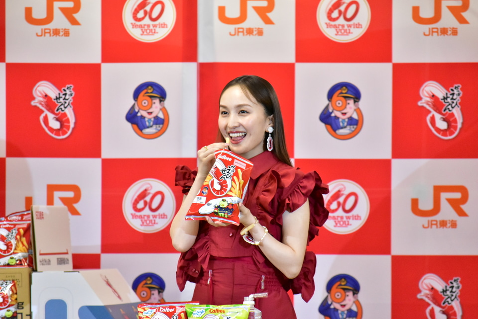 早い物勝ち❗️「20センチ額付なんでも描きます！」 かっぱえびせん×東海道新幹線！ ももいろクローバーZの百田夏菜子さん