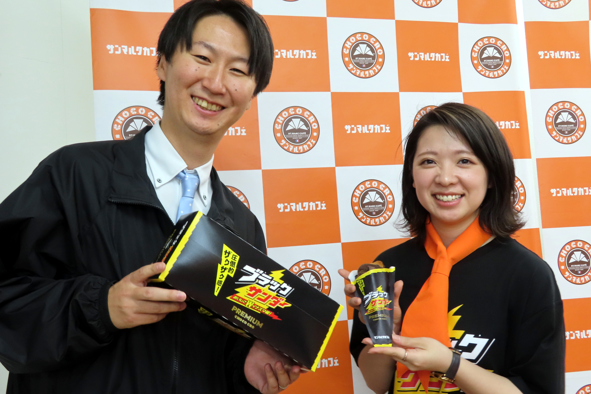 有楽製菓 マーケティング部 企画課 係長の村木良輔氏（左）とサンマルクカフェ マーケティング本部 マーケティング部 PR担当の吉田美咲氏（右）