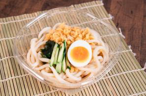「北海道産小麦の小麦粉使用 冷したぬきうどん/冷しぶっかけうどん」（450円）