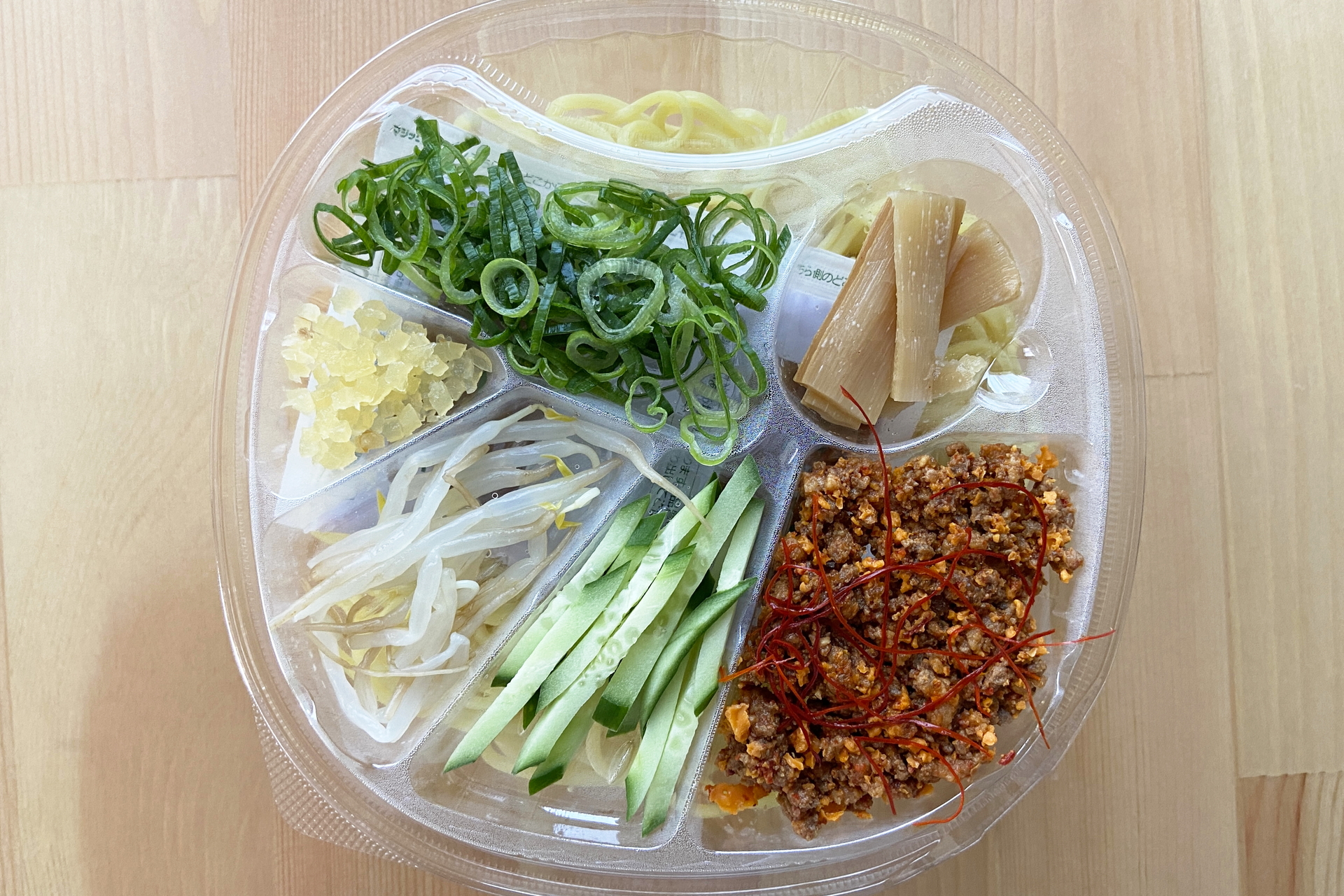 上段に具材・トッピングが、下段にきざみのりとスープが入っている