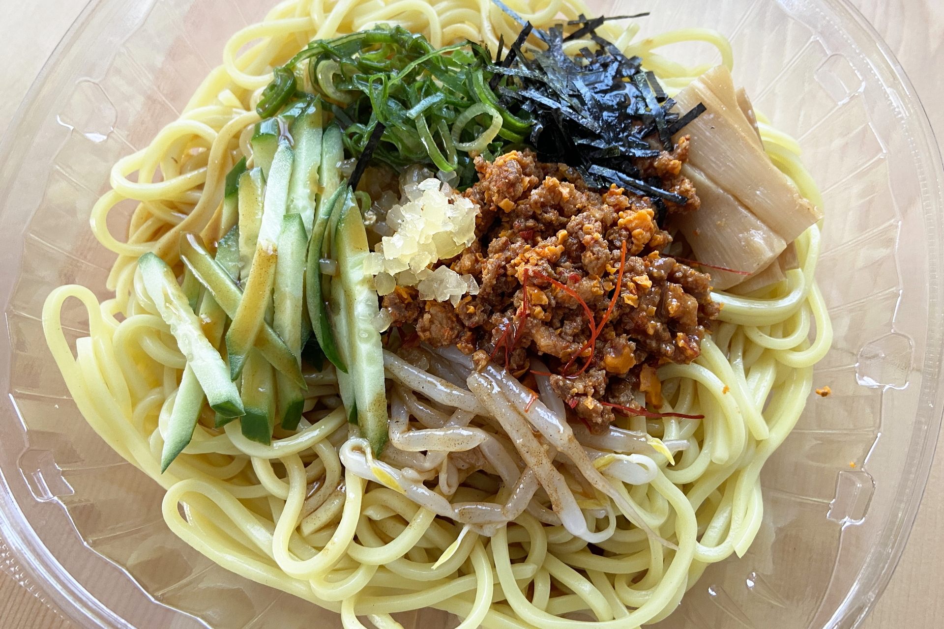 ピリ辛で味濃いめのガッツリ。よく混ぜて食べた方が美味しい