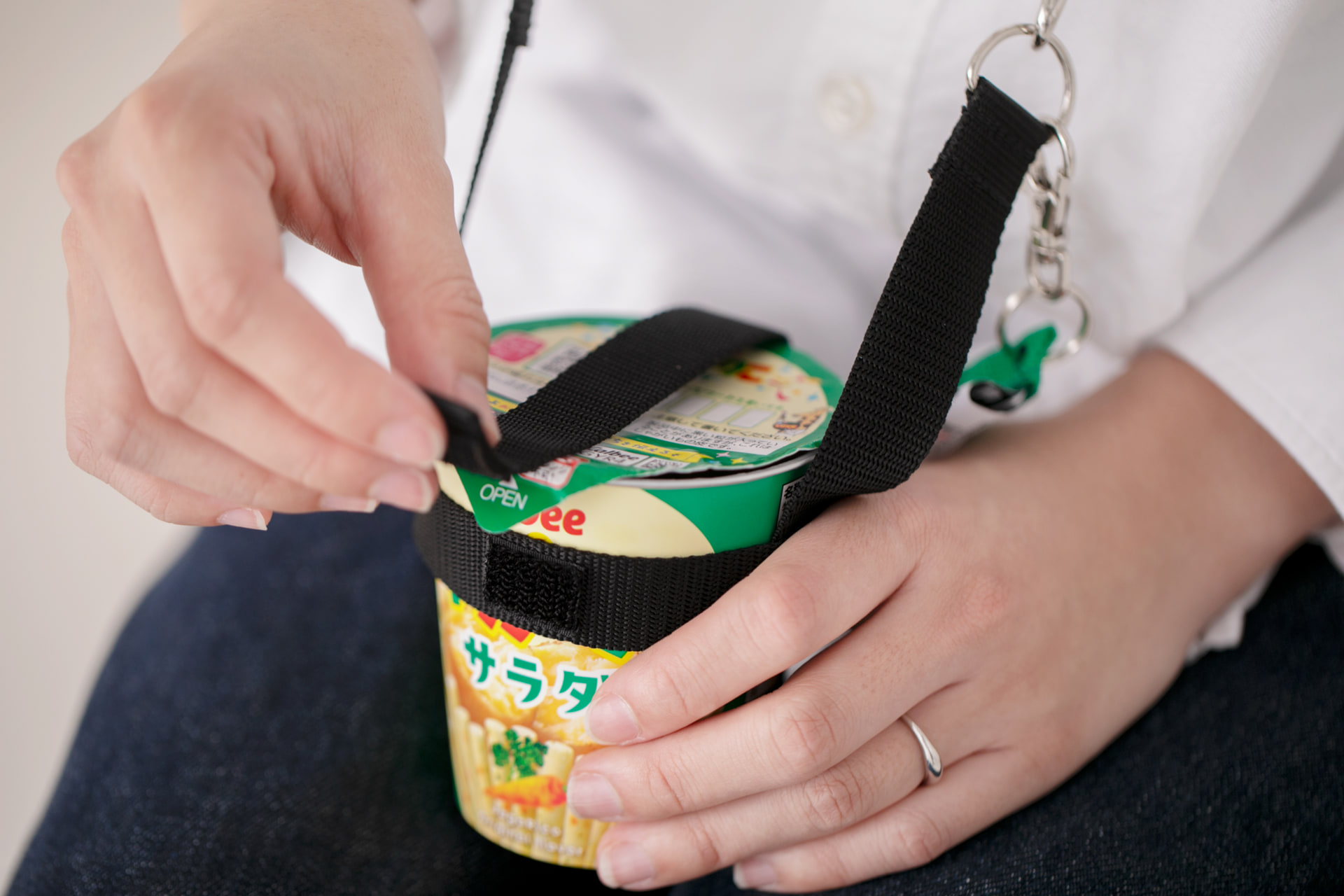 じゃがりこを持ち歩ける「じゃがりこホルダー」