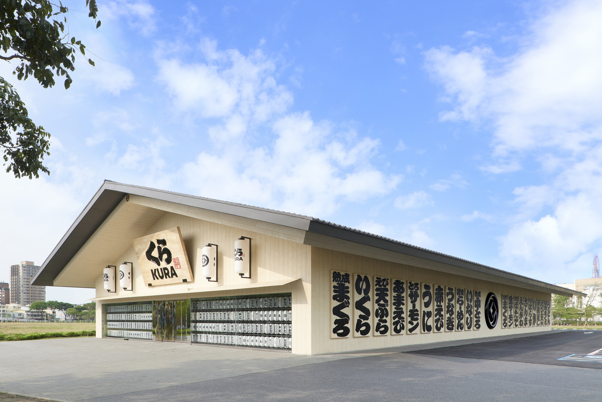 グローバル旗艦店 高雄時代大道 外観（左：実店舗 右：超・グローバル旗艦店）