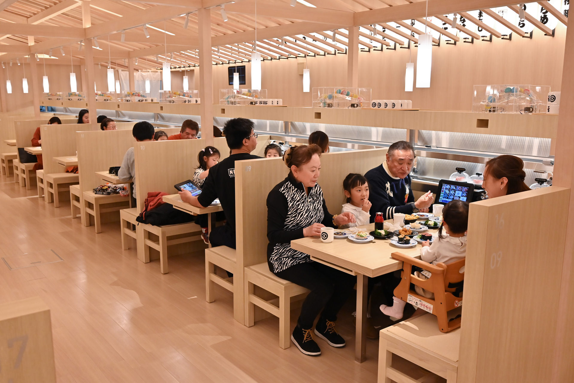 店内座席 回転レーン（左：実店舗 右：超・グローバル旗艦店）