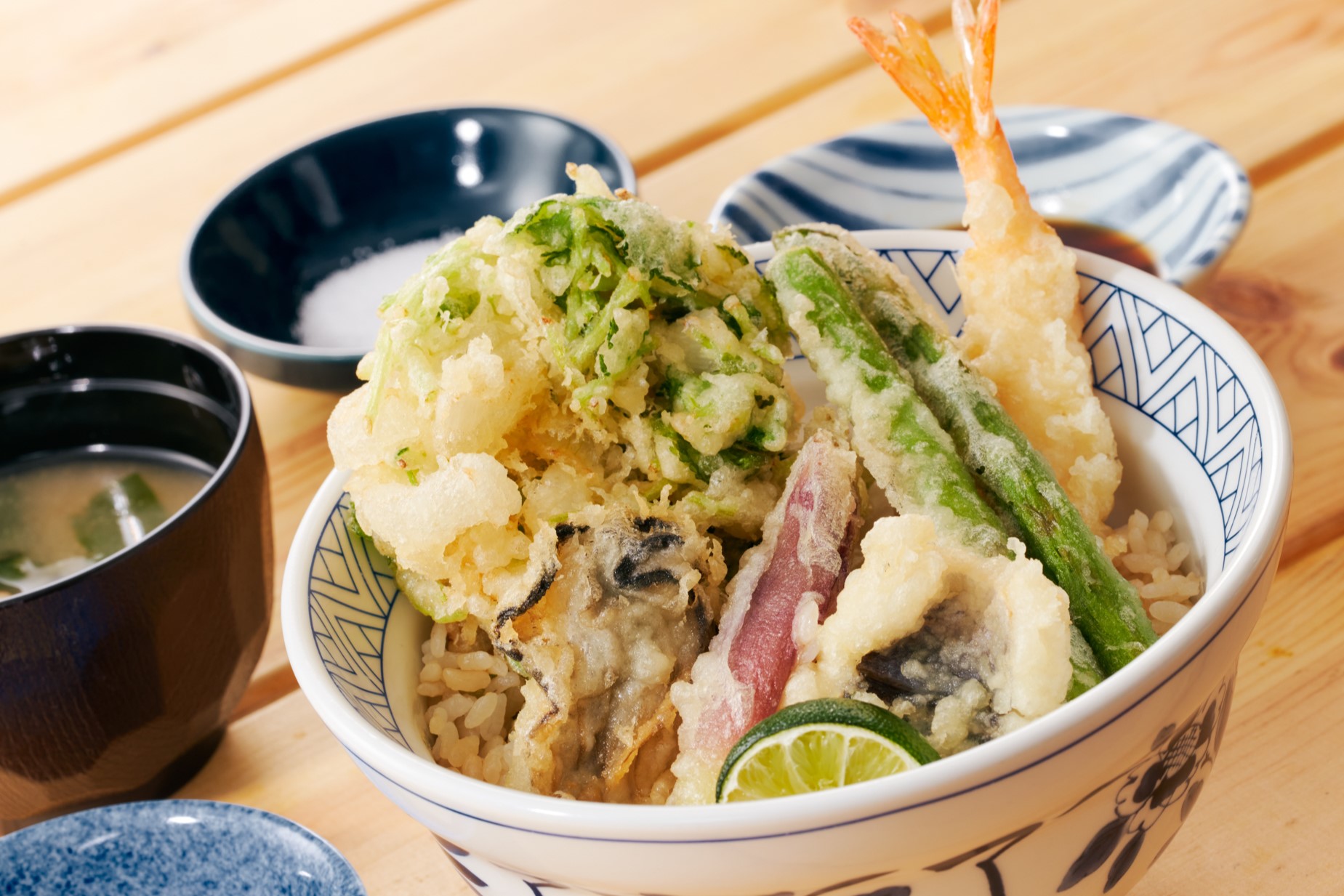 「瀬戸内の恵み天丼（お味噌汁・お新香付き）」（1539円）