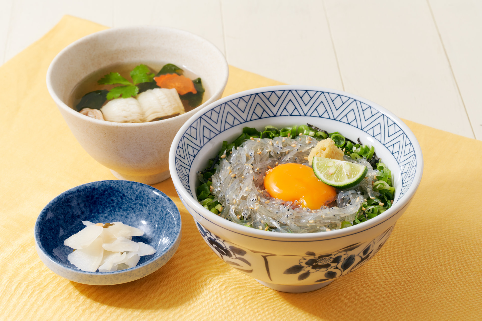 「【朝獲れ】生しらす丼セット（はもの吸い物・お新香付き）」（1594円）
