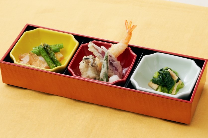 メインの「牡蠣・みょうが・海老・オクラの天ぷら」「炙りアスパラのおろしポン酢和え」「小松菜の煮浸し」