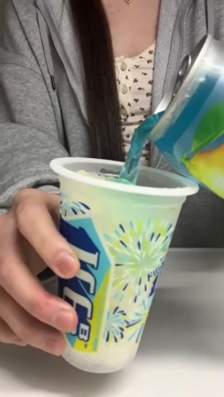 ミルと365日さんおすすめの「アイスボックス×青いソーダ」