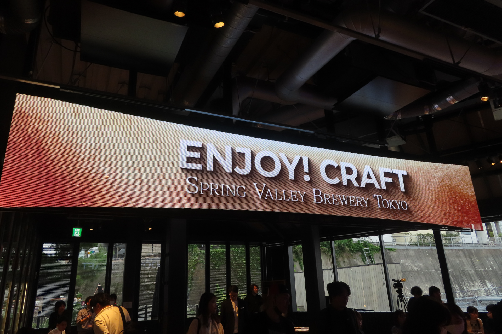 店内には大型のスクリーンが設置され、四季をイメージした動画で同店舗が目指す世界観を表現する