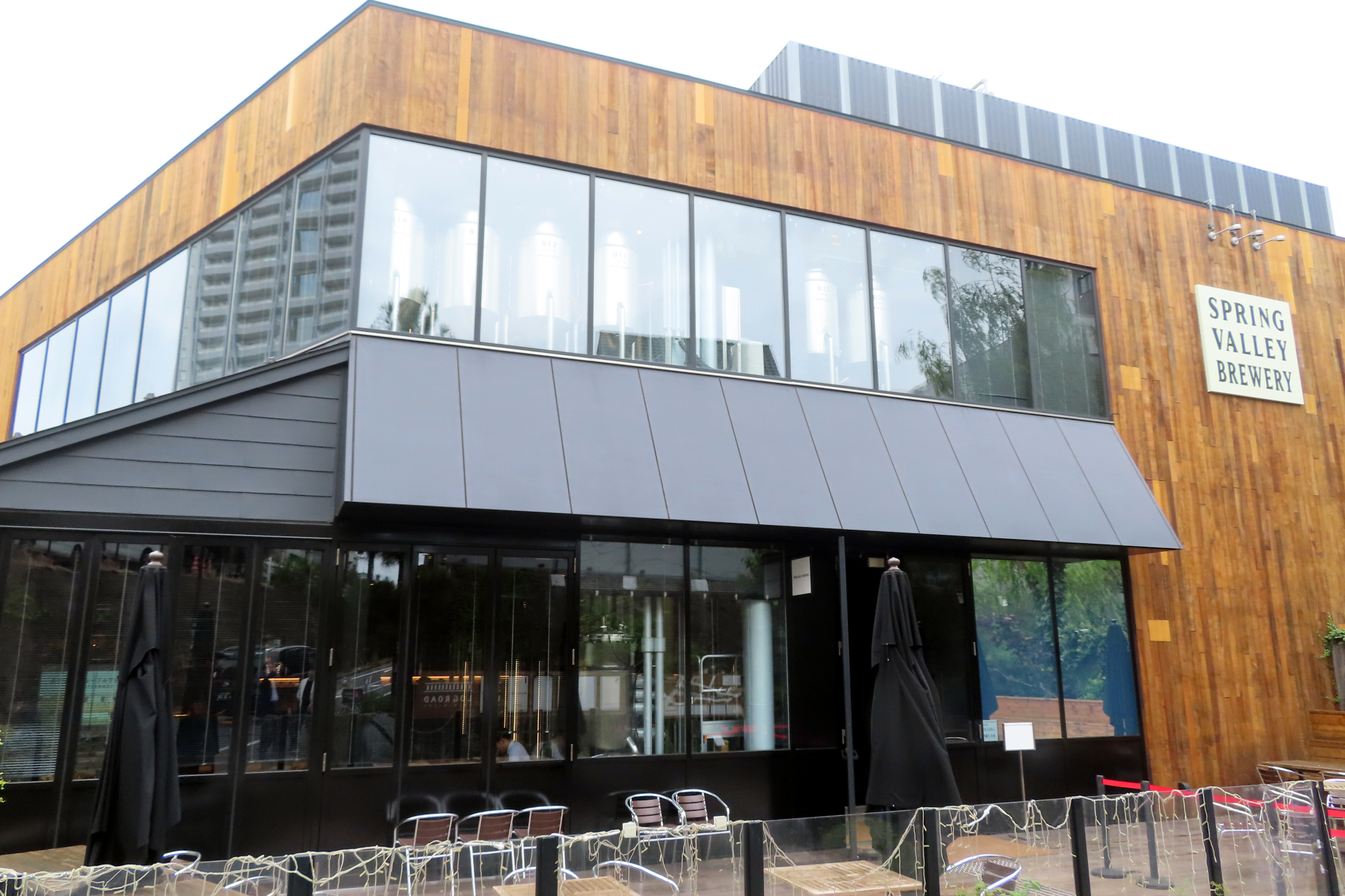 外観に大きな変更はないが、よく見ると看板が目立つ色合いに変更されている