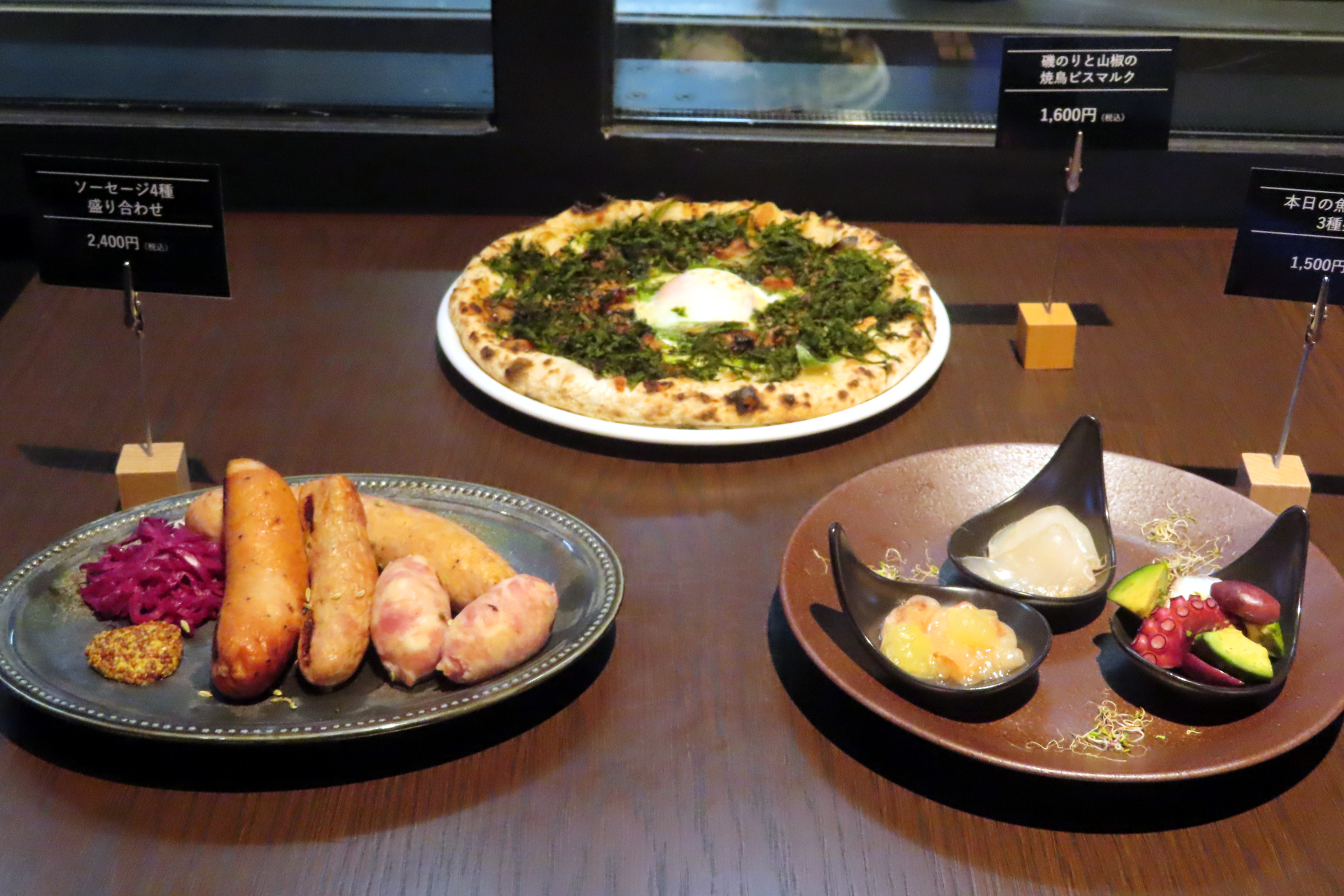 1階では単品注文でドリンクや料理を気軽に楽しめる