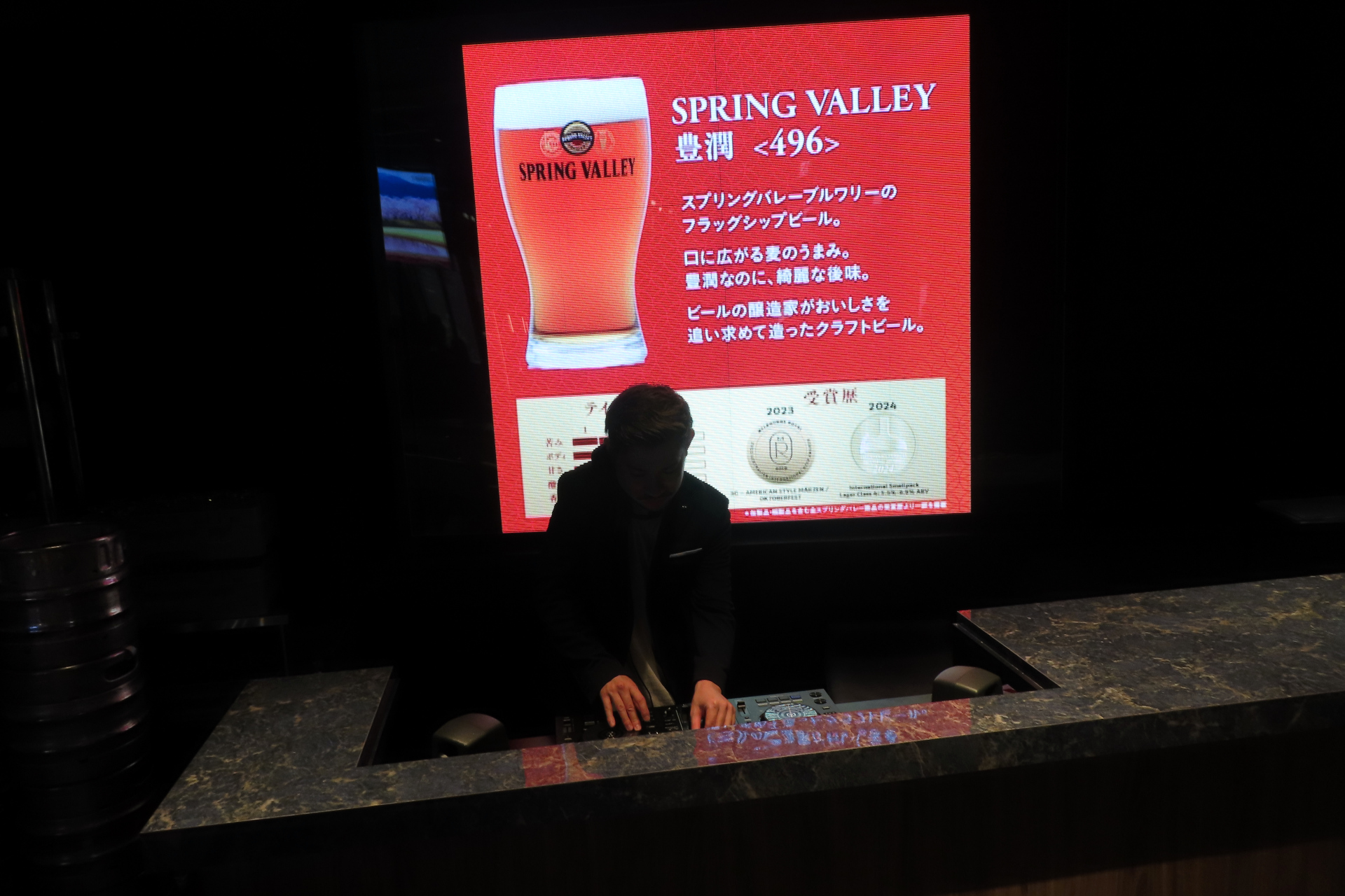 店内にはDJブースが設置され、日によってはDJパフォーマンスも楽しめる