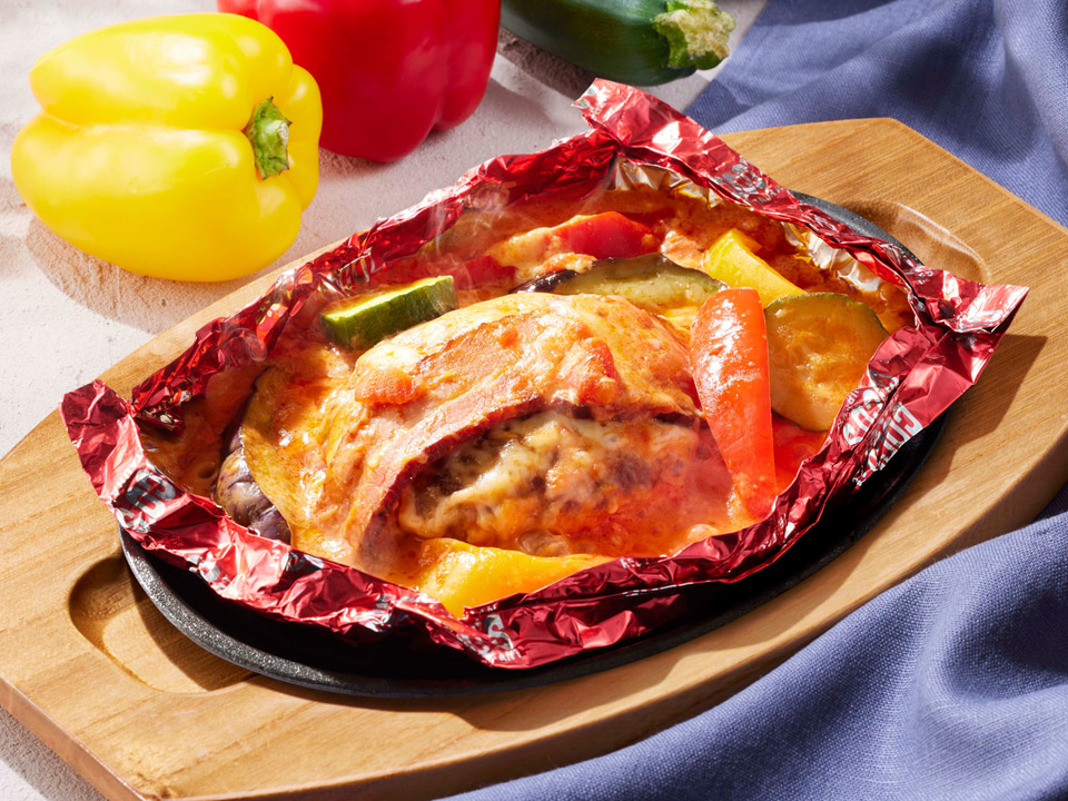 ココス「今月のグルメ～6月～」は夏野菜を使った「包み焼きハンバーグ