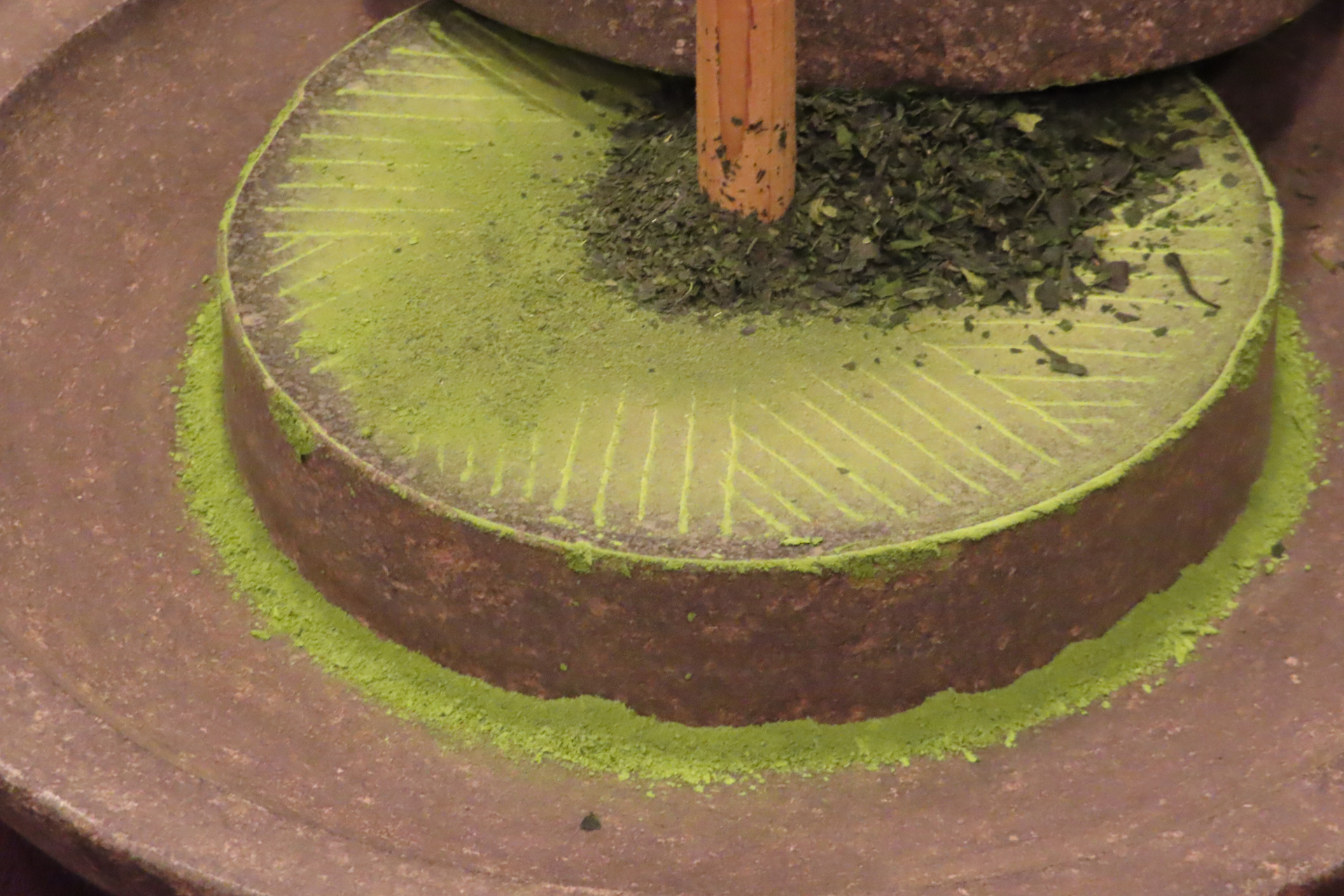 手挽き用の石臼の溝