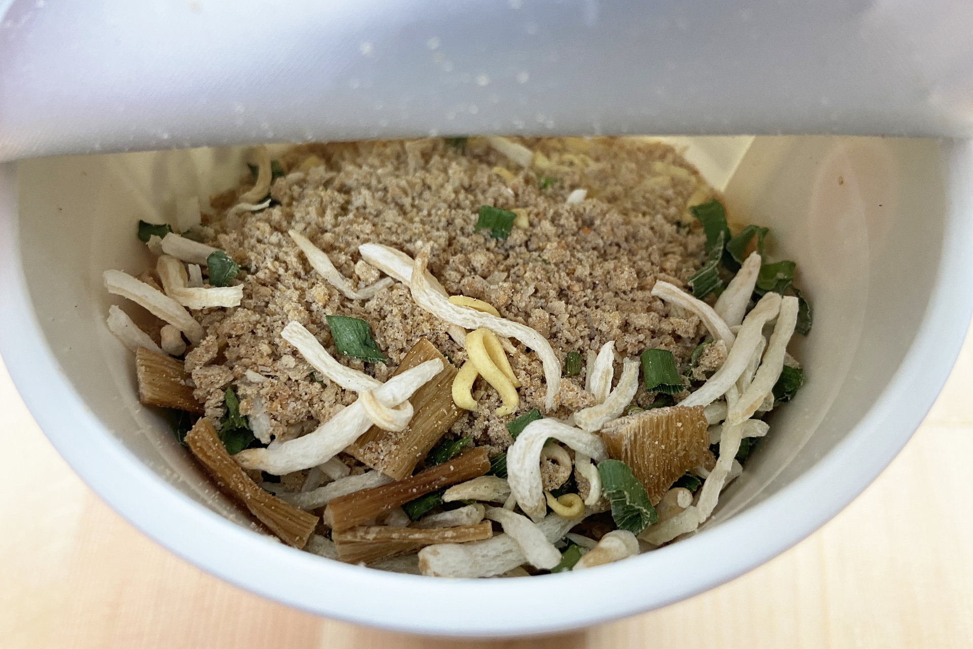 目安の熱湯の量は410mL。フタをして5分待つ。せっかちで途中で食べたくなっても最高の状態で食べたいのでちゃんと待とう