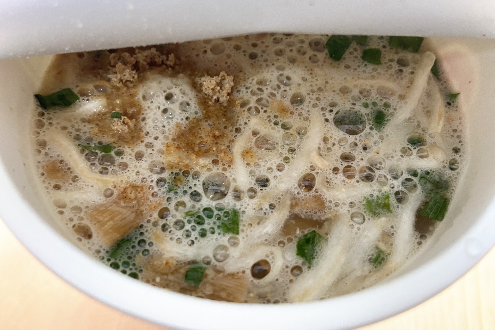 目安の熱湯の量は410mL。フタをして5分待つ。せっかちで途中で食べたくなっても最高の状態で食べたいのでちゃんと待とう