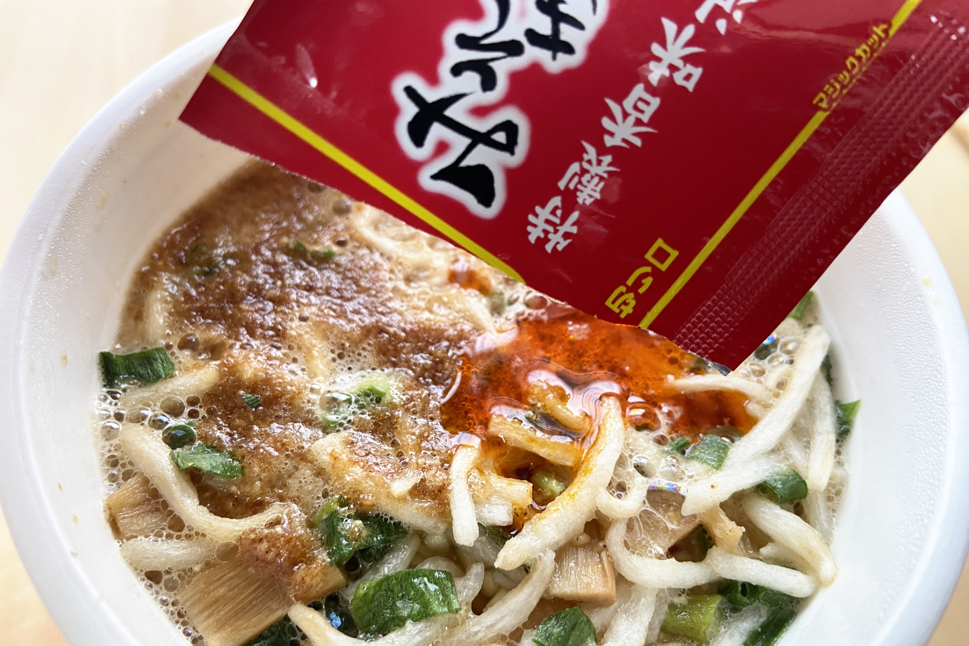 フタを開けてみそきん特製香味油を入れると食欲をそそる香りが漂う