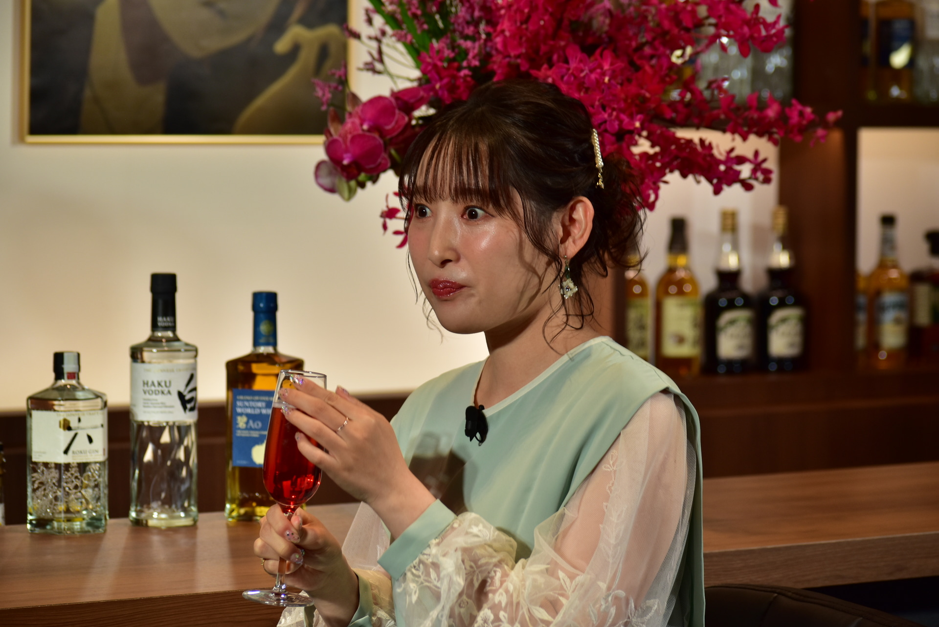 キール・ロワイヤルを試飲する南條愛乃さん