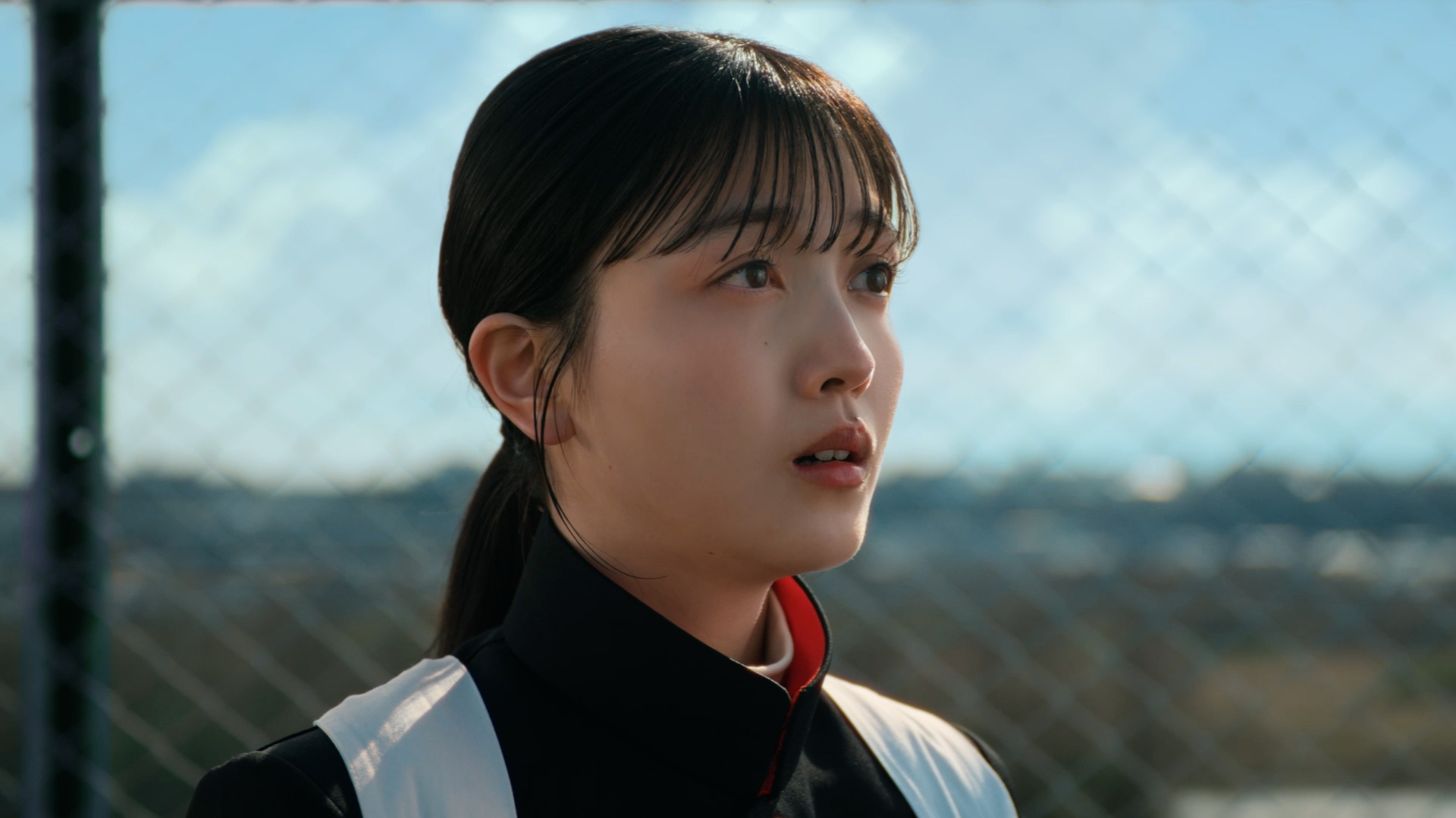 俳優の岡田准一さんと、乃木坂46の久保史緒里さん出演の新TVCM
