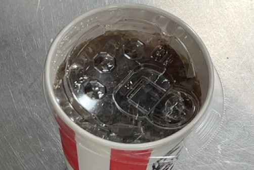 ストロー不要の「ドリンキングリッド」