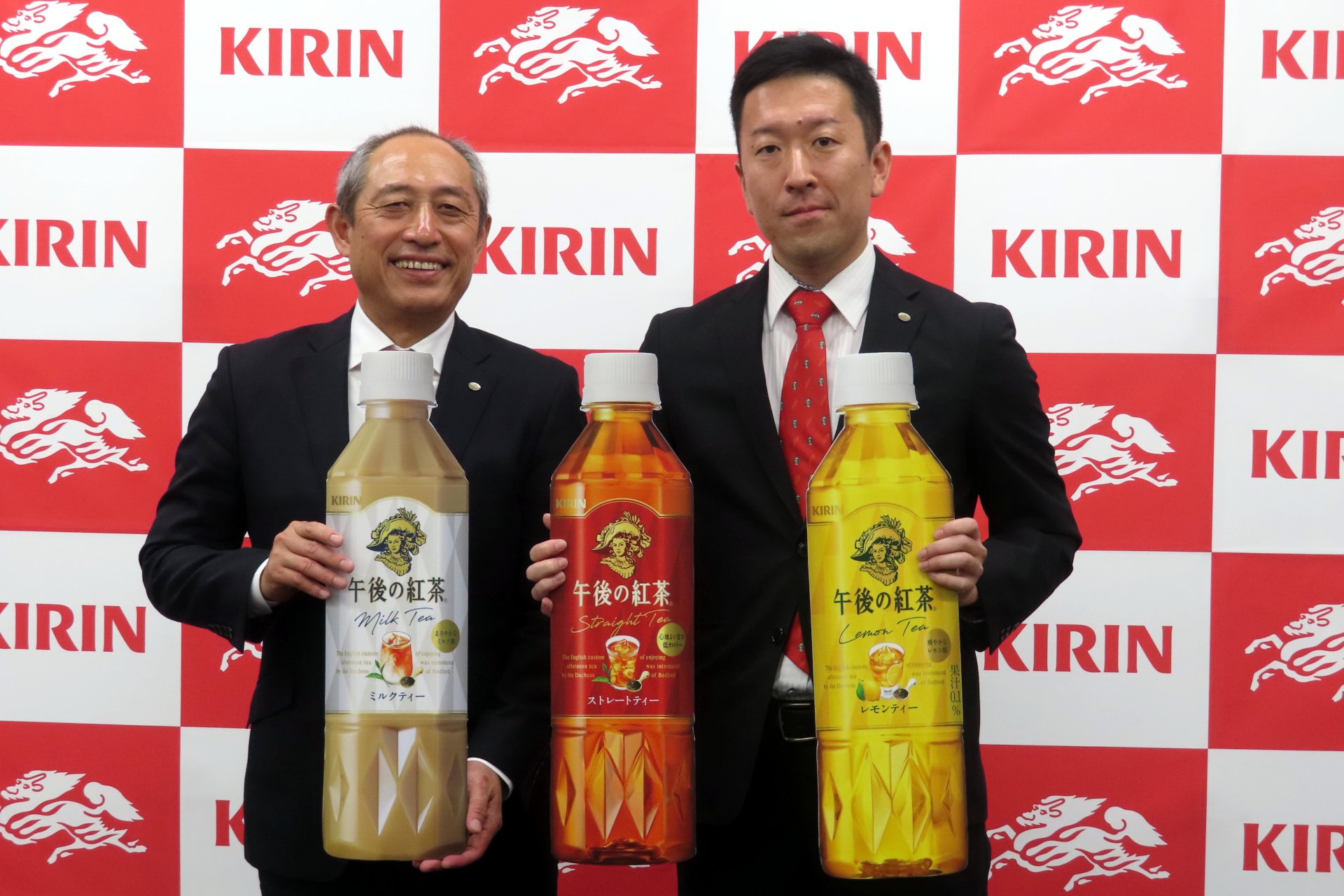 代表取締役社長の井上一弘氏（左）とマーケティング部 午後の紅茶 シニアブランドマネージャーの原英嗣氏（右）