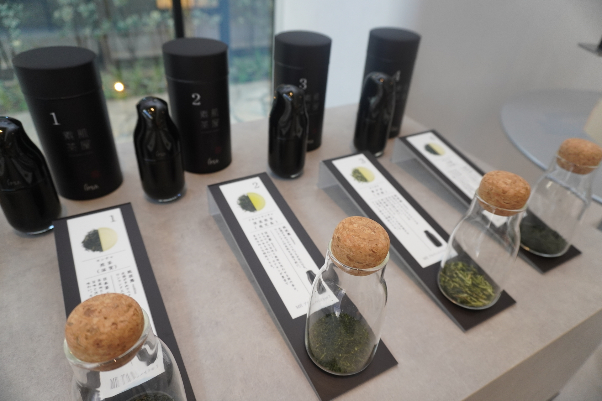 日本茶専門店SABOEが、イプサの16種の化粧液「ＭＥ」に合わせて、日本各地から16種の茶葉をセレクト