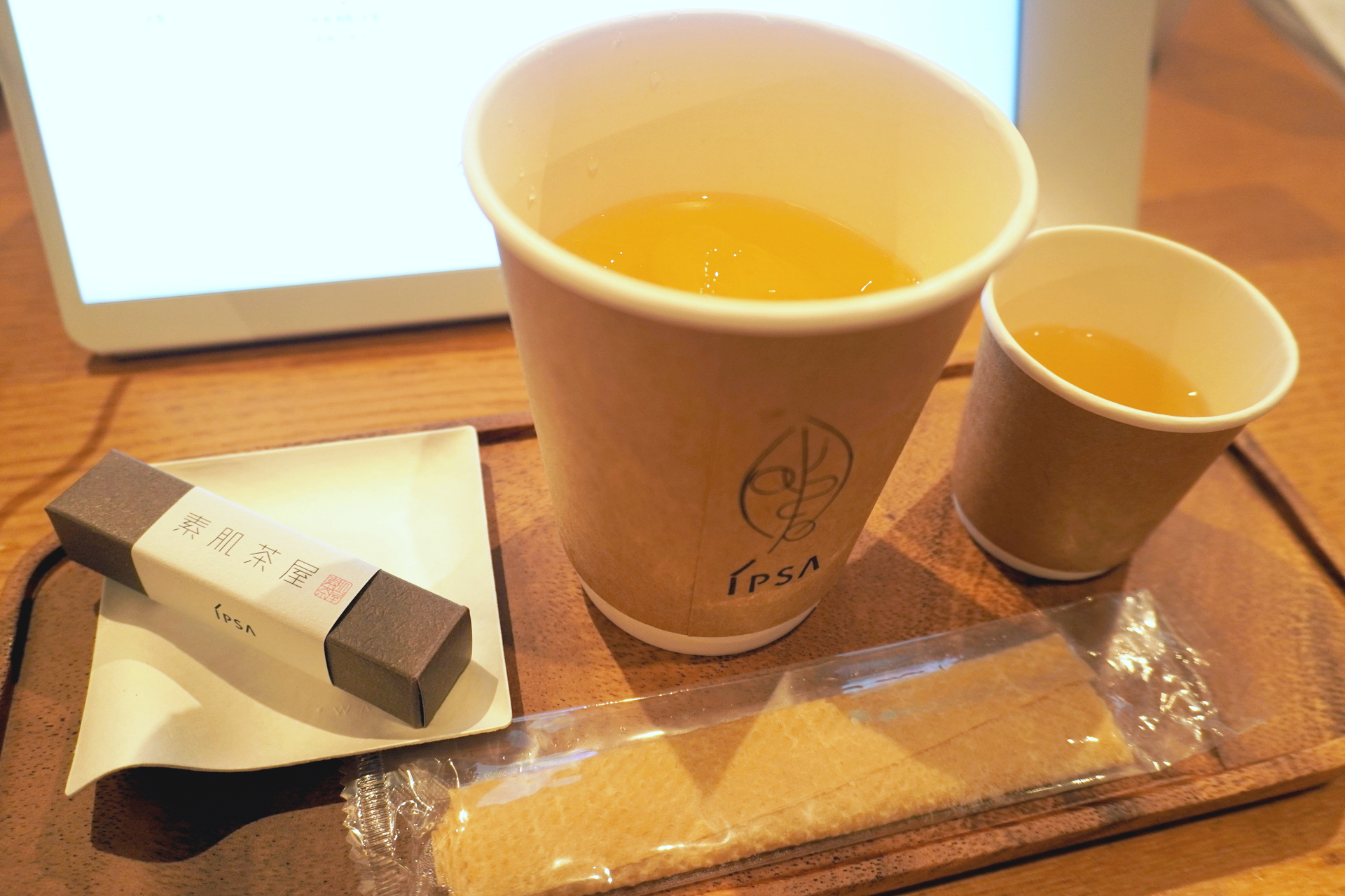 肌測定の結果、記者に最適なお茶として出てきたのはブレンド茶「酵（モト）」