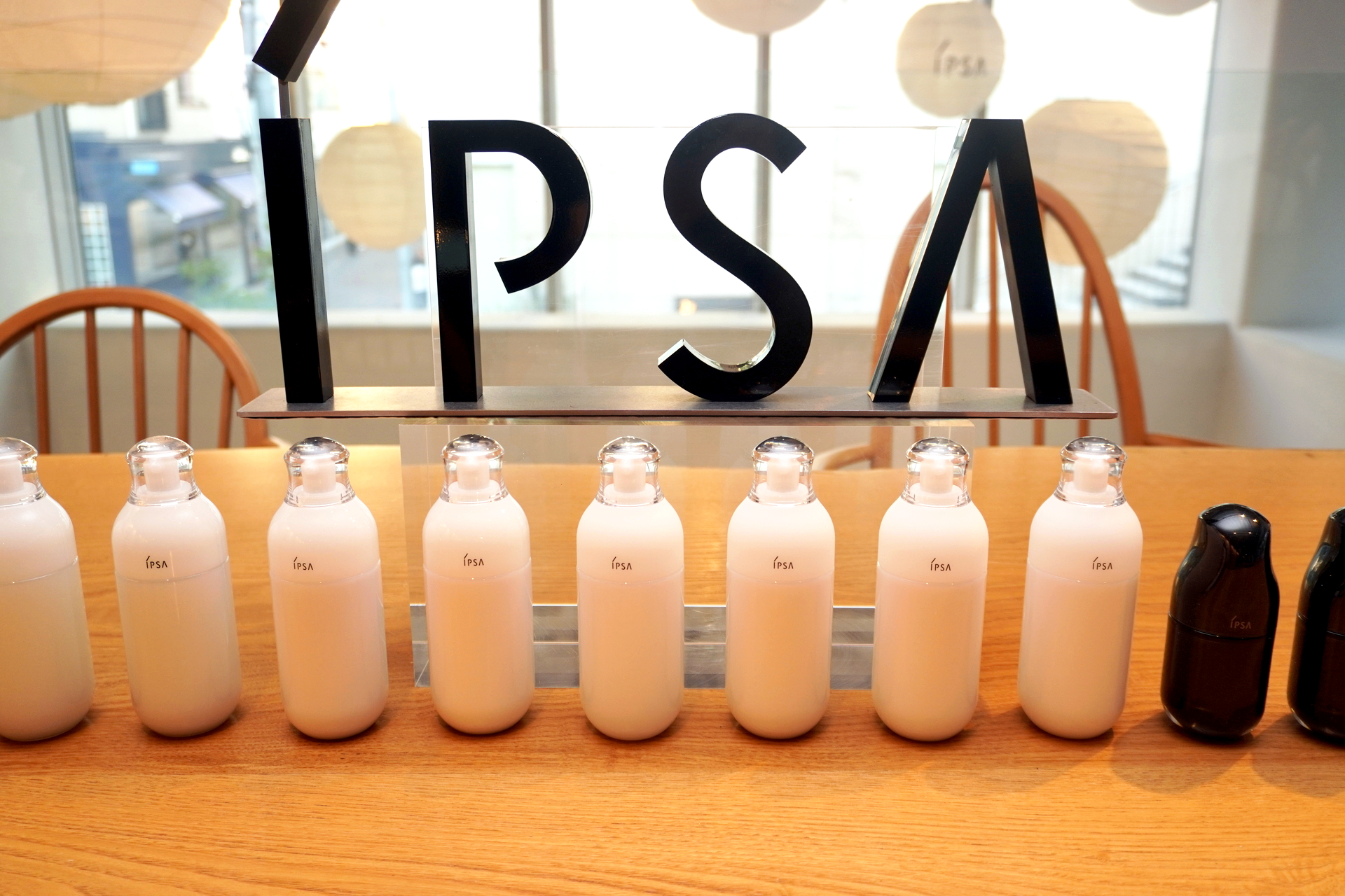 化粧水と乳液の機能を1本に凝縮した化粧液「ＭＥ」。16種から自分にあった素肌に向き合うための1本を選んでくれる