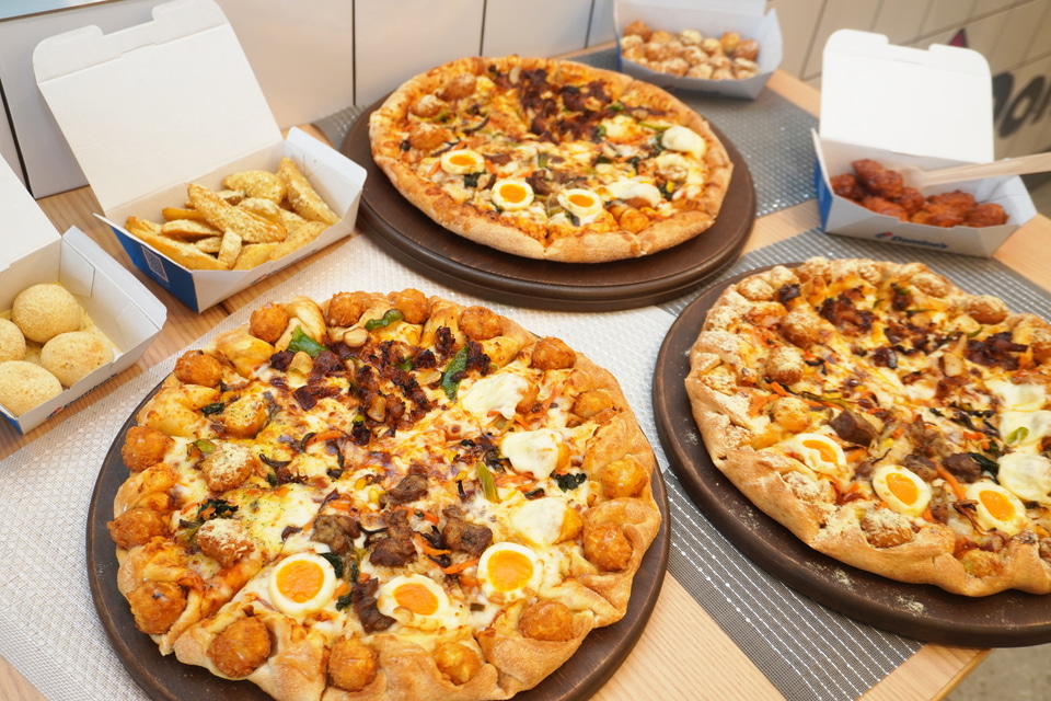 ドミノ・ピザ×韓国グルメ「K-FOODクワトロ」発売。試食したJINさんが