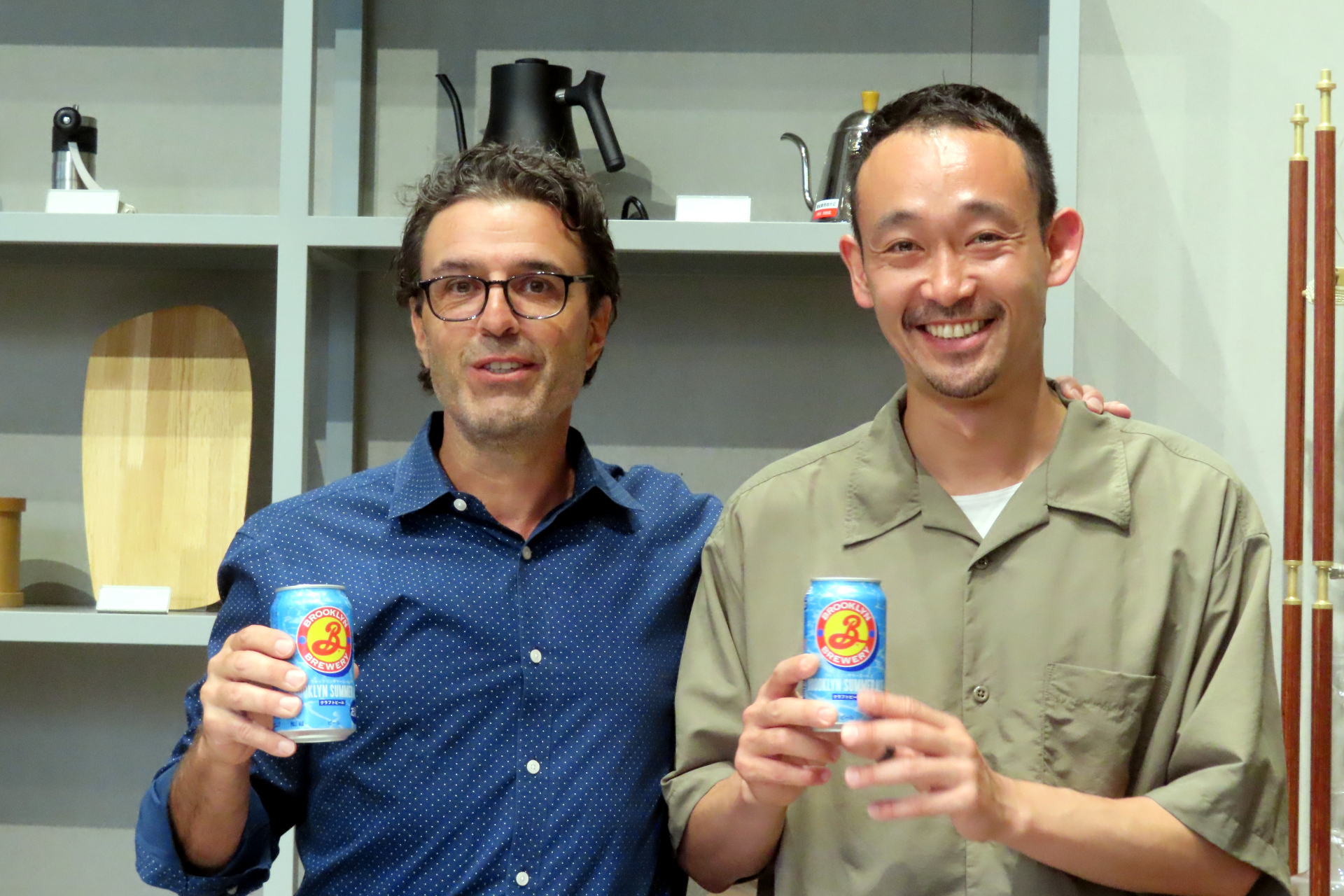 ブルックリン・ブルワリー プレジデントのロビン・オッタウェイ氏（左）とブルーボトルコーヒージャパン ジェネラル・マネージャーの伊藤諒氏（右）
