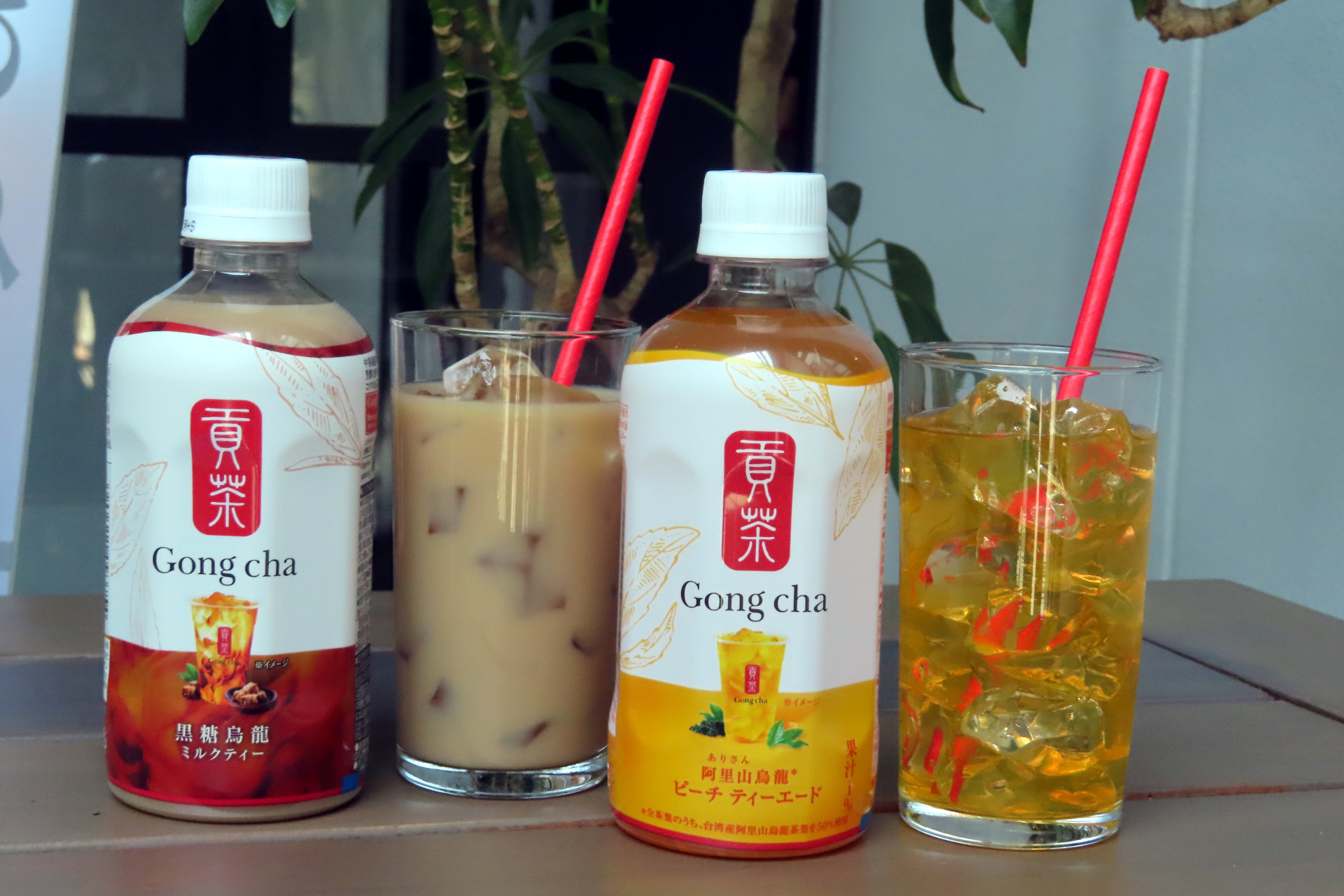 「貢茶 黒糖烏龍ミルクティー」（左）と「貢茶 阿里山烏龍ピーチティーエード」（右）