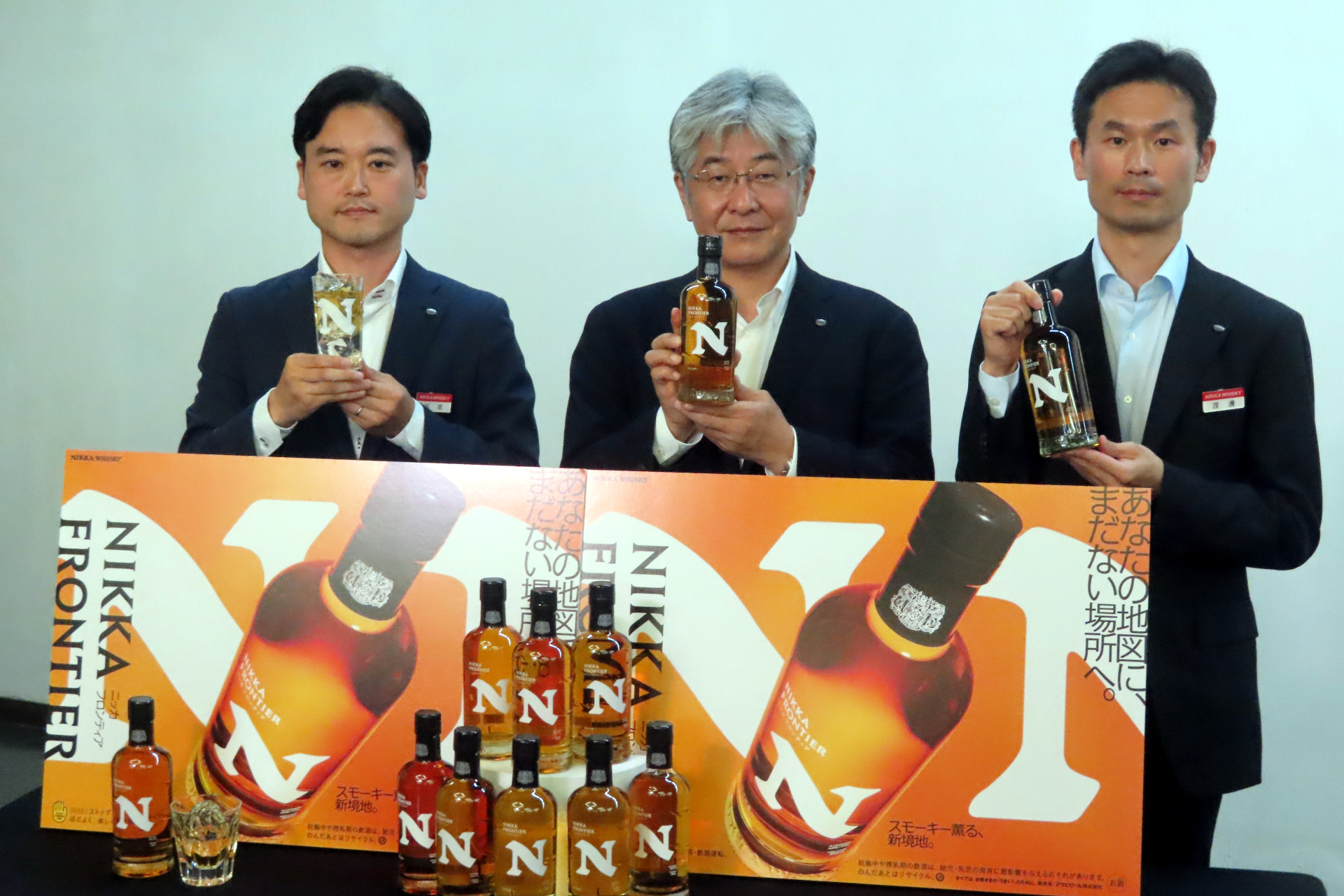 （左から）グローバル事業戦略部の坂本英一氏、代表取締役社長の爲定一智氏、ブレンダー室の渡邊健太郎氏