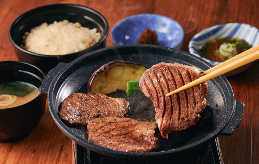 「厚切り牛タン焼き肉御膳」（3枚 1539円/4枚 1649円/5枚 1759円）