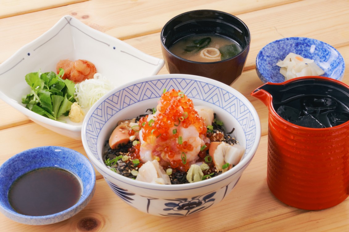 「こぼれいくらの海鮮茶漬け膳（彩りトッピング・味噌汁・お新香付き）」（1649円）