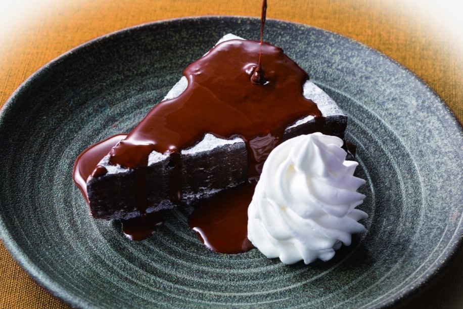 チョコオンチョコレートケーキ（ホイップクリーム添え）