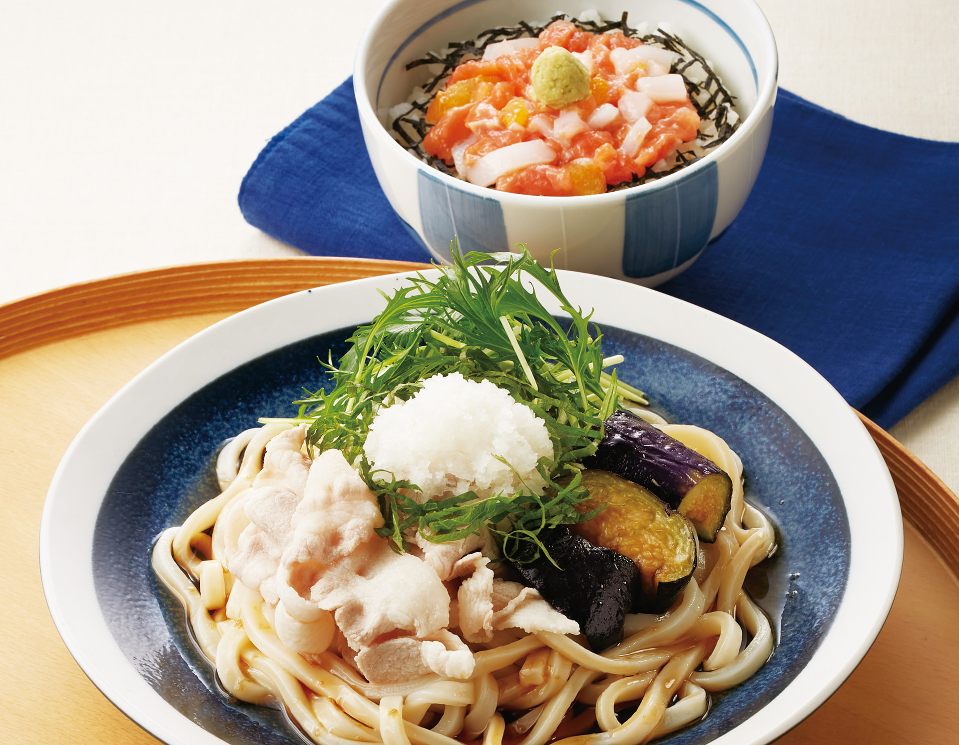 「柑橘香る豚しゃぶおろしぶっかけうどんと三種海鮮小丼」（1065円）