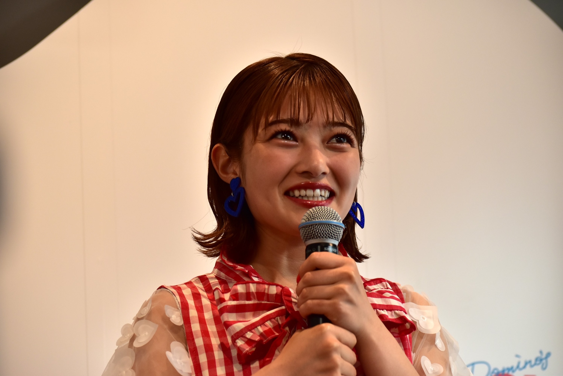 ドミノ・ピザカラーの衣装で登場した井上咲楽さん