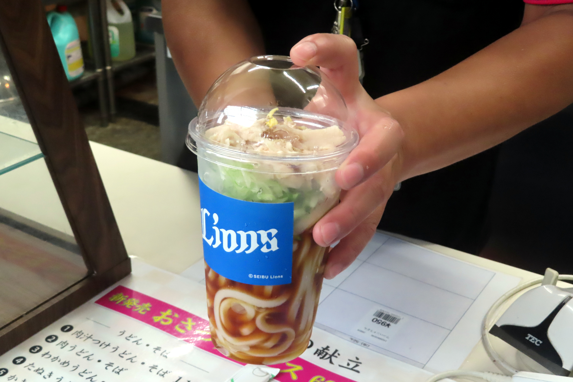麺工房 誉亭の「さっぱり蒸し鶏のワンハンドうどん」「さっぱり蒸し鶏のワンハンドそば」はシートのドリンクホルダーに入るカップ型