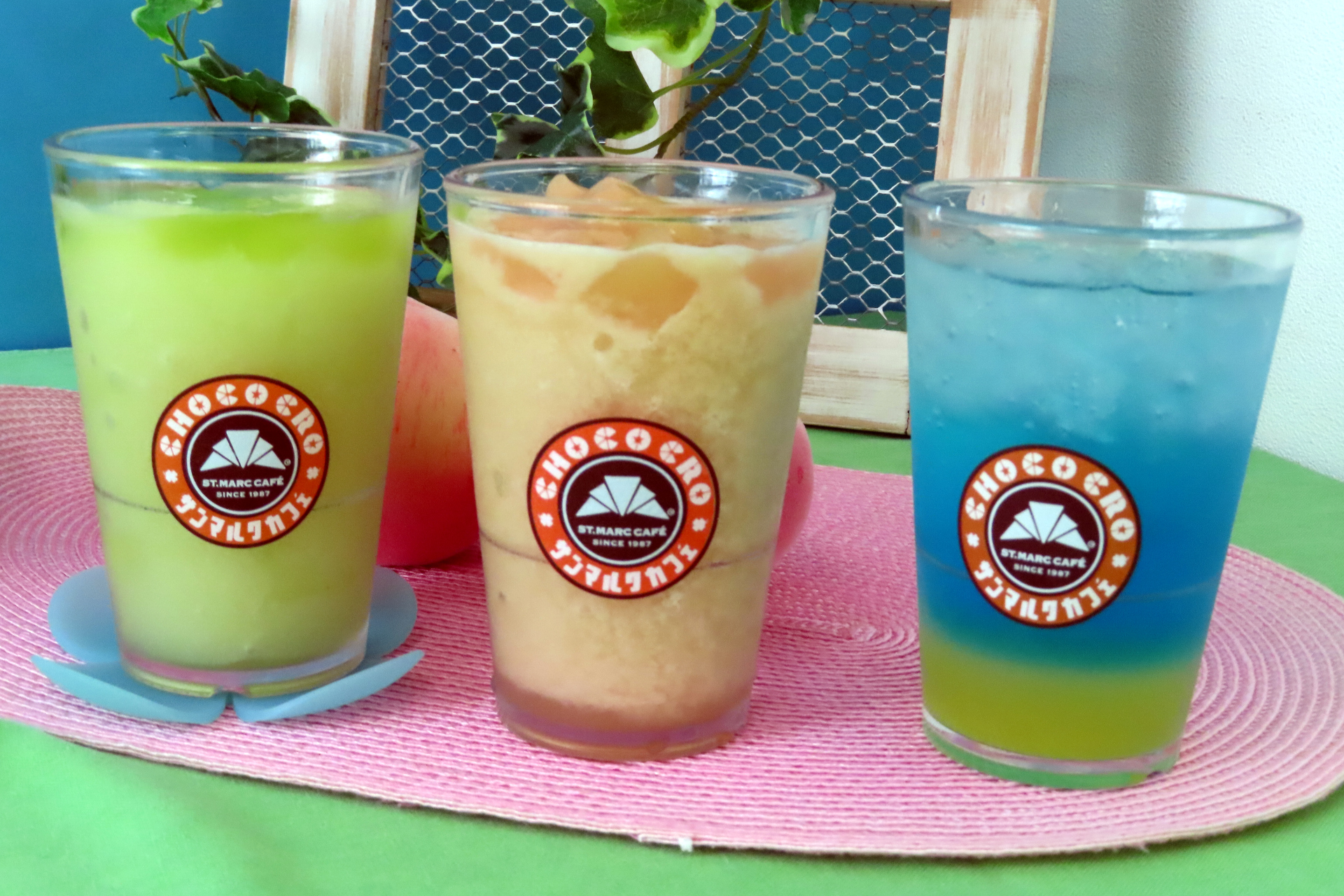 （左から）「シャインマスカットスムージー ～シャインマスカットジュレのせ～」「山梨県産白桃スムージー ～白桃果肉ソースのせ～」「ハワイアンブルーパインソーダ」