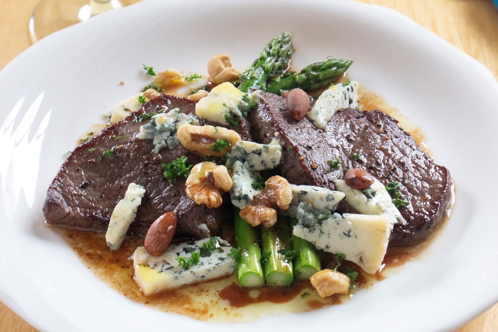 九州産黒毛和牛のステーキ～ブルー・ド・オーヴェルニュと燻製ナッツ～