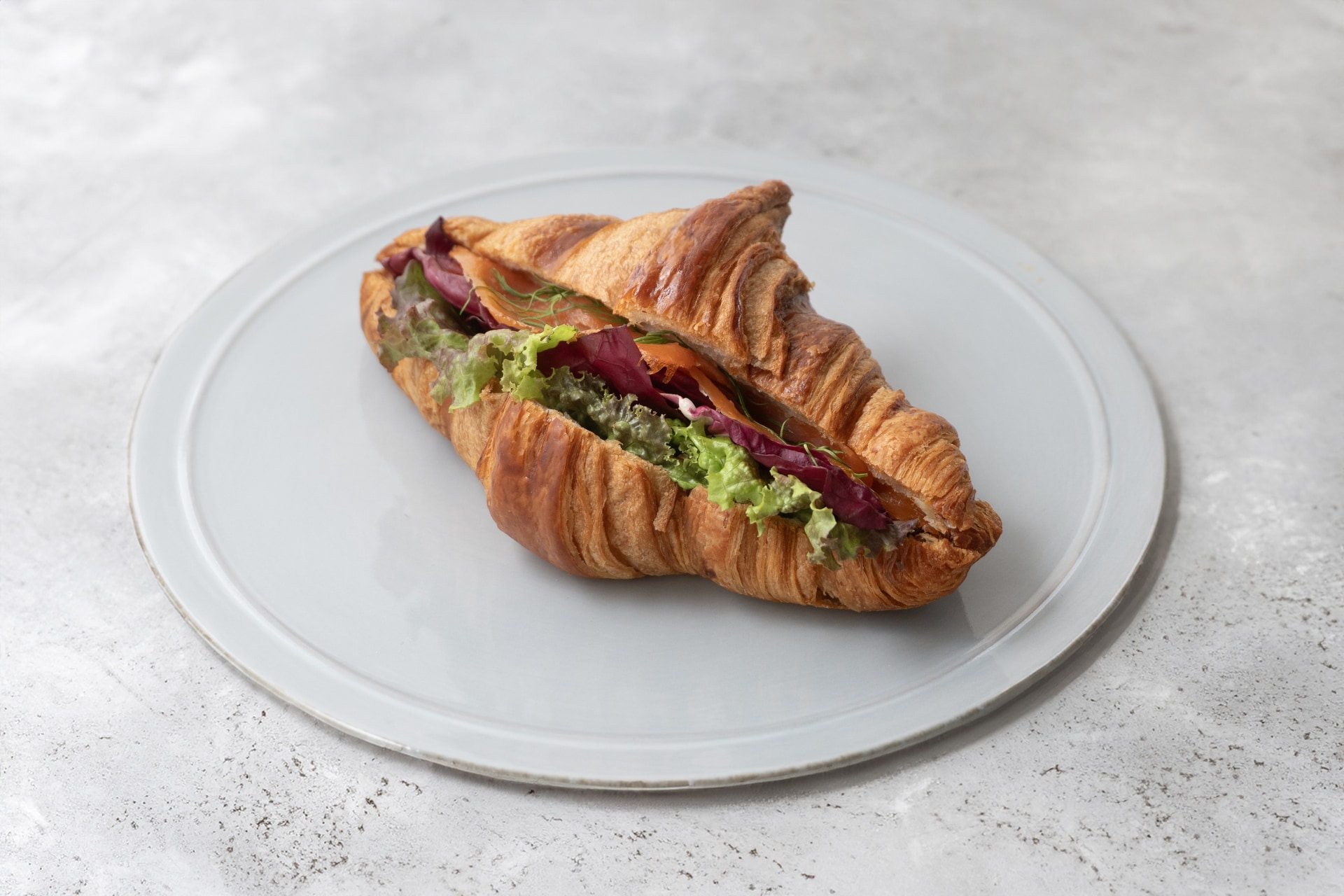 「スモークサーモンとクリームチーズのクロワッサンサンド」（496円）