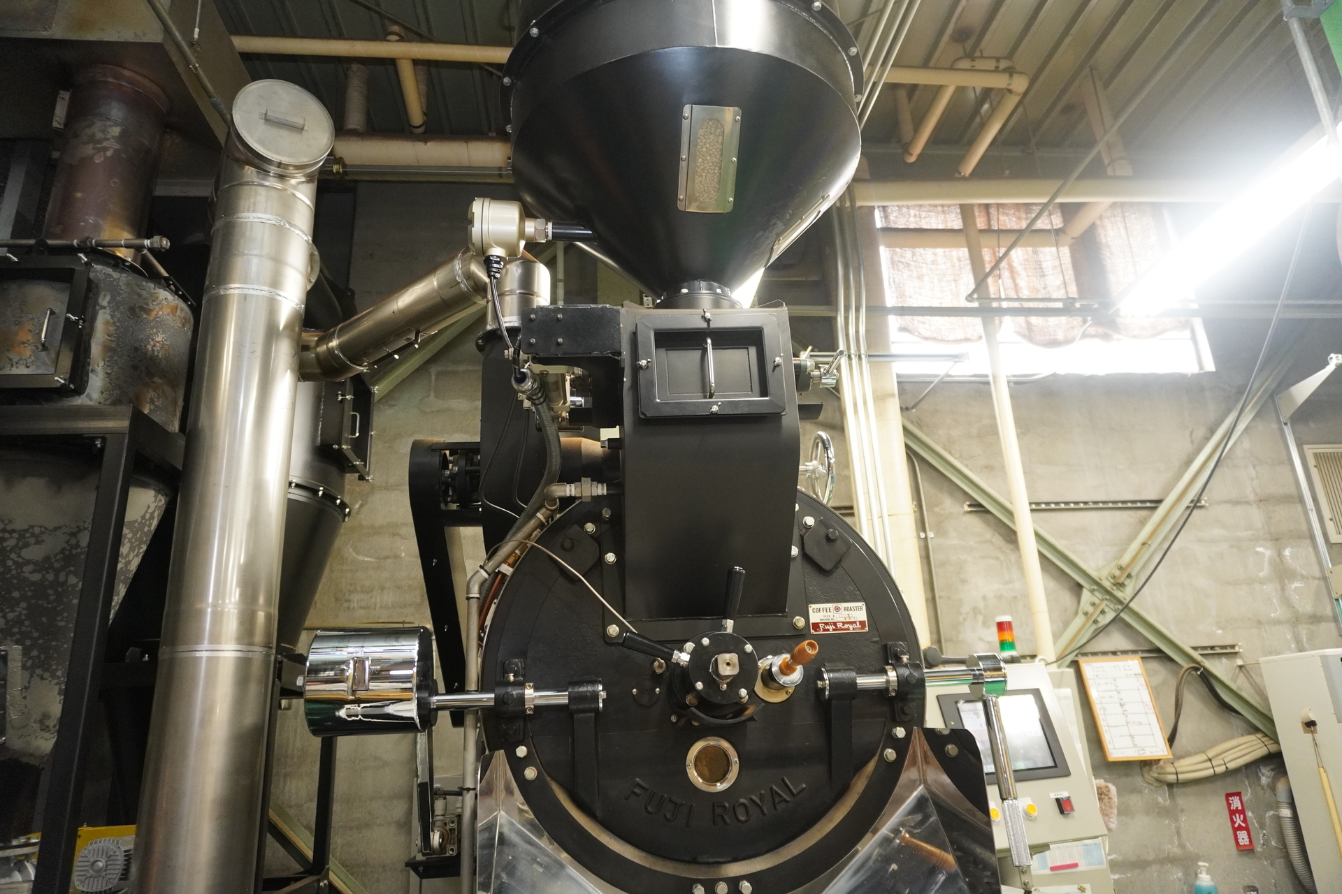 ローストした豆は計量し袋詰めされる