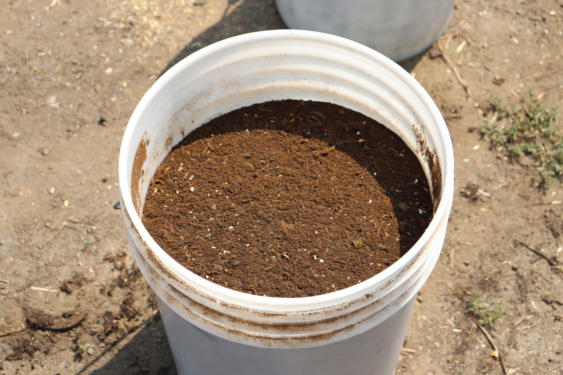 協力農場へと運び、農業残さや家畜の敷きワラ、ふん尿などと混ぜ合わせ、堆肥づくりの発酵促進材として活用