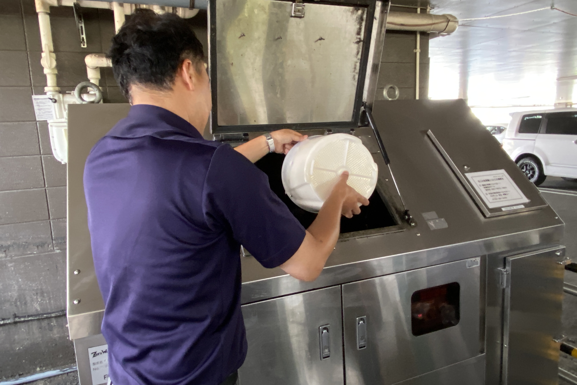 ゼロワンダーの中に入れ、粉砕・乾燥、発酵させる