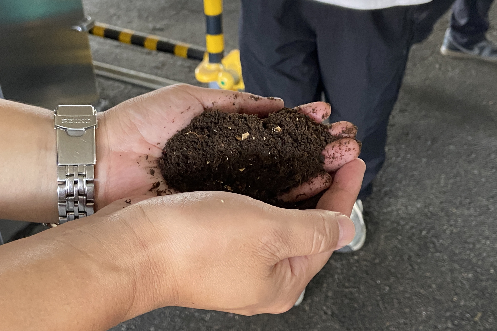 黒い土のような発酵促進材に