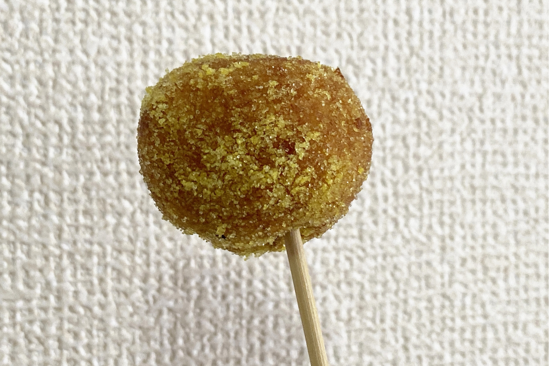 串を使えば手を汚さずに食べられる